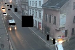 Policie pátrá po řidiči bílého vozu, který v Turnově naboural do zdi domu 