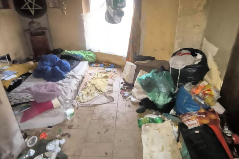 Nastěhovali se do cizího domu. Muž skončil ve vězení, ženě hrozí stejný trest