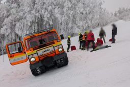 Srážka dvou lyžařů na svahu: Pro nepřístupnost museli ke zraněnému dojet speciálním vozem
