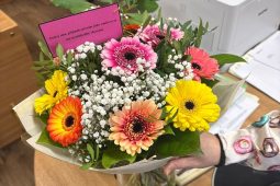 Kroměřížská úřednice čelila spršce nadávek. O den později dostala omluvu a kytici