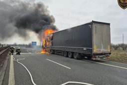 Hořící kamion zablokoval dálnici mezi Otrokovicemi a Hulínem