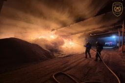 Oheň zachvátil biomasu v hale v Huštěnovicích, šlehající plameny bylo vidět už z dálky