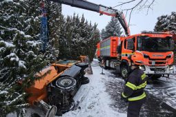 Sněžení přineslo v pondělí velké potíže na silnicích