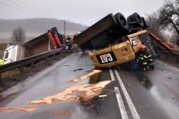 Nehoda nákladního auta s bagrem zastavila provoz mezi Kuřimí a Čebínem