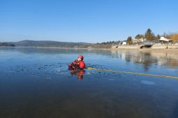 Led na brněnských vodních plochách je silný, přesto hrozí prolomení