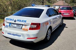 „Tatínek se ožral.“ Namol opilý otec křičel na šestiletého syna na zlínské zastávce