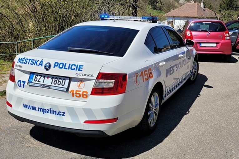 „Tatínek se ožral.“ Namol opilý otec křičel na šestiletého syna na zlínské zastávce