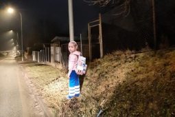 U silnice stálo dítě, volal řidič na policii