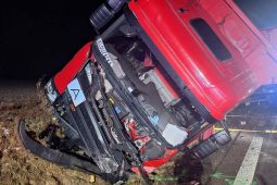 Tragická nehoda kamionu a osobního auta na I/50 u Nesovic: Řidička na místě zemřela