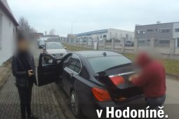 VIDEO: Neměl na pokutu, tak mu policisté vzali registrační značky vozidla