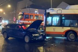 Srážka trolejbusu s audi v Jihlavě. Zranili se dva lidé