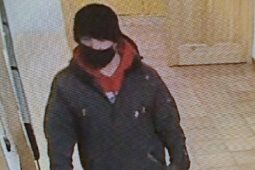 Noční vloupání do hotelu v Radešíně: Policie pátrá po muži z kamerových záznamů