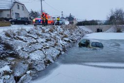 Ranní nehoda na Třebíčsku. Senior couval a skončil s autem v rybníce