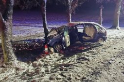 Řidič na Žďársku dostal smyk na letních pneumatikách. K nehodě letěl vrtulník