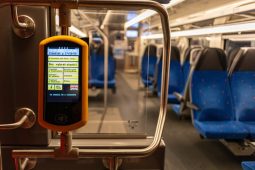 Nestíháte si koupit jízdenku? Nestresujte se, v systému ODIS ji koupíte ve vlaku