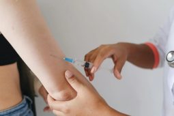 Další očkování zdarma? Pojišťovny by mohly nově hradit třeba i vakcíny proti klíšťové encefalitidě