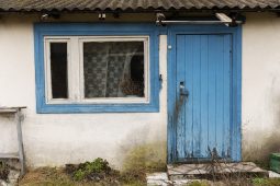 Nezvaný host se zabydlel v cizí chalupě na Jablonecku, využil poškozených dveří