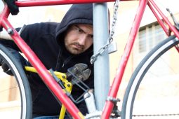 VIDEO: Zloděj si vyhlédl kolo na kroměřížském náměstí, přímo při činu ho přistihly kamery