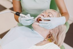 Zubaři stále nedostatkovým zbožím. Města je lákají na finanční injekci i byty