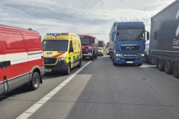 Nehoda tří kamionů uzavřela provoz na dálnici D2 