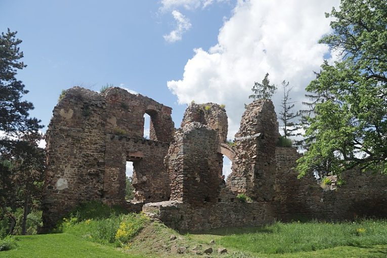 Celkový pohled na budovu hradu Žumberk v Žumberku, okr. Chrudim. Autor: Jiří Sedláček, licence BY-SA 4.0. Zdroj: Wikimedia Commons