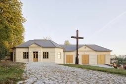 Vimperská smuteční síň usiluje o titul Stavba roku 2025. Hlasovat pro ni můžete až do 3. listopadu