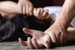 Násilí za zavřenými dveřmi. Muž z Chotěbořska týral svou manželku, skončil ve vazbě