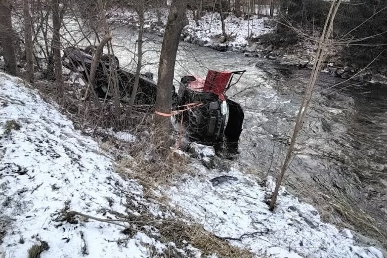 Auta skončila v řece