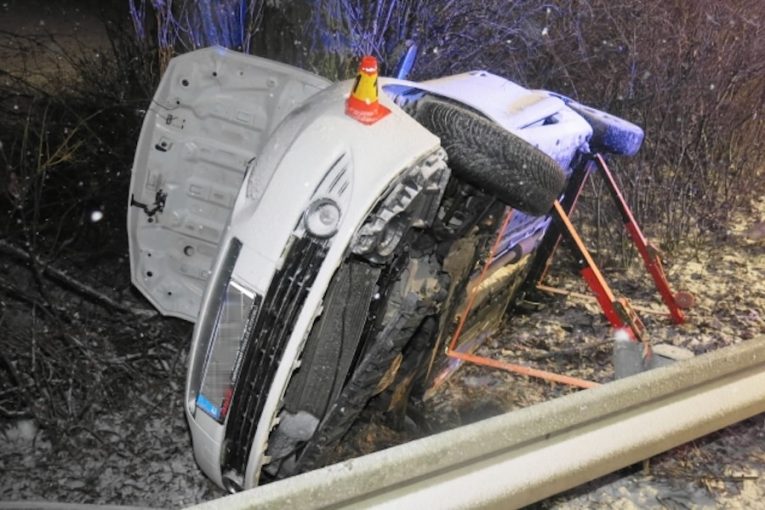 Řidička přeletělo přes svodidlab