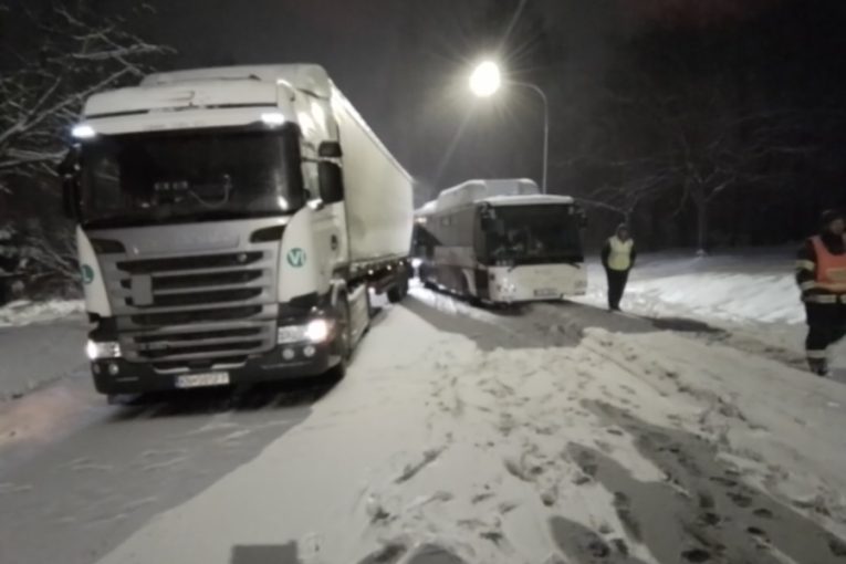 Nehoda kamiou a autobusu