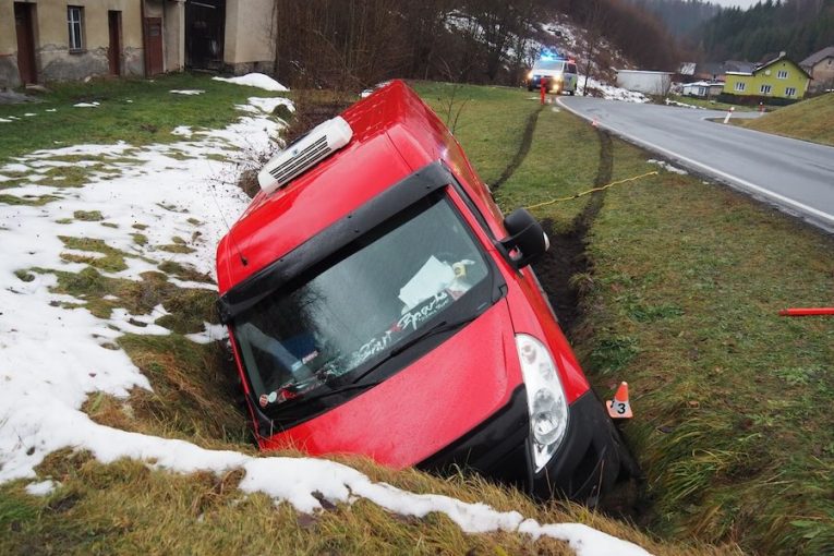 Dodávka v příkopu