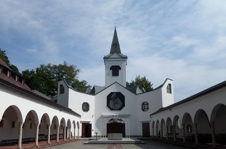 Poutní kostel Panny Marie Pomocné u Zlatých Hor. Foto: Anna Petruželková