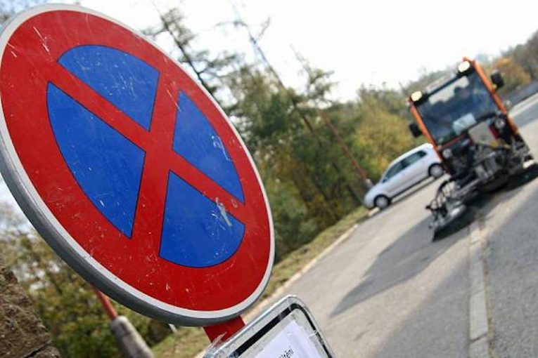 Dopravní značka zákaz stání, blokové čištění ulice