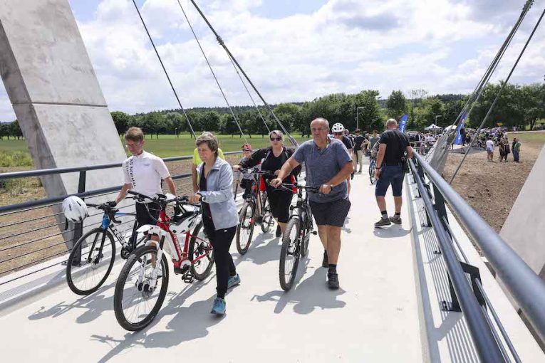 Lávka pro pěší a cyklisty přes Bečvu